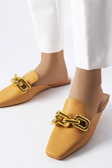 Chinelos de corrente marrom...