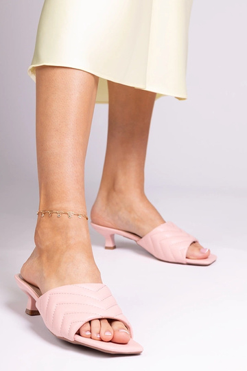 Chinelos rosas com salto... 2