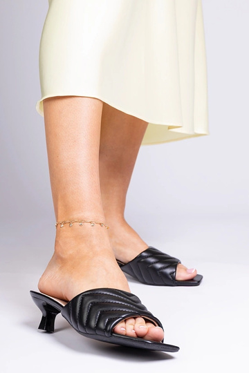 Chinelos pretos com salto... 2