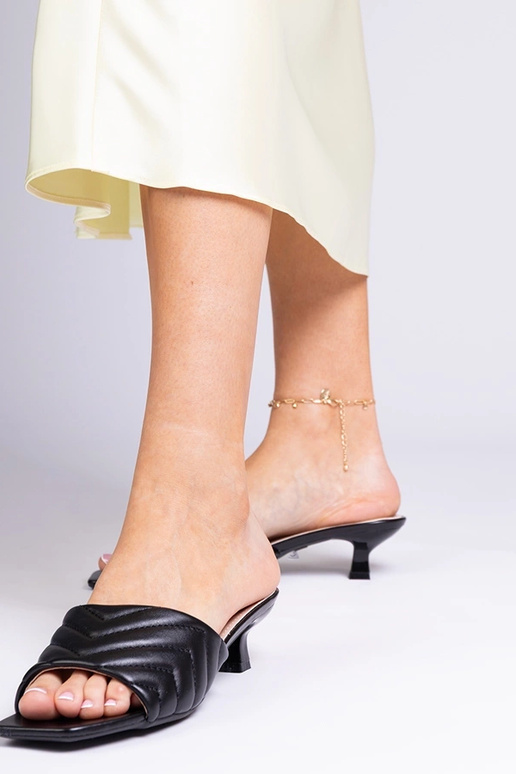 Chinelos pretos com salto baixo,...