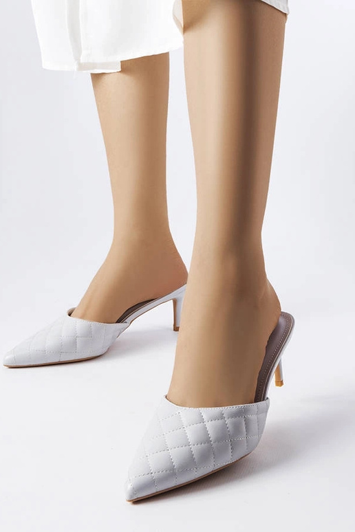 Chinelos de salto agulha acolchoados...