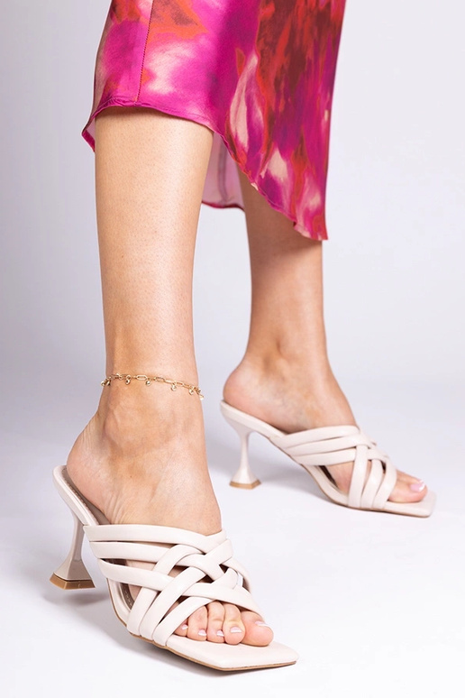 Chinelos elegantes cor areia de...