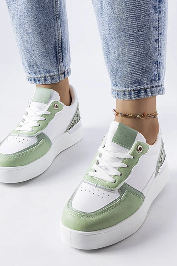 Tênis verde na plataforma...