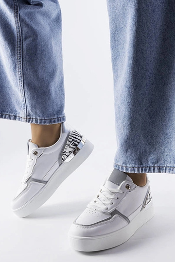 Tênis branco na plataforma...