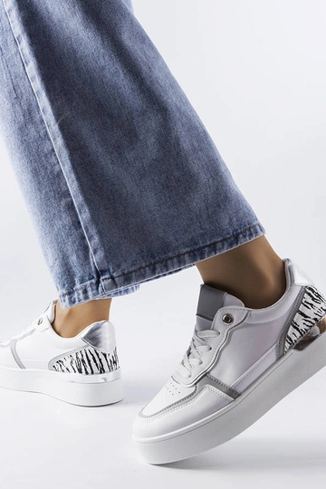 Tênis branco na plataforma... 2