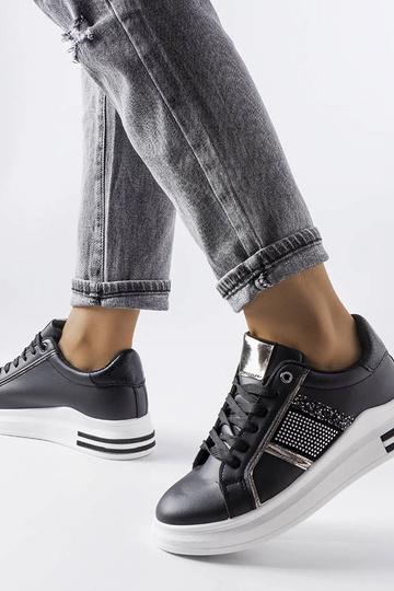 Tênis preto decorado com... 2