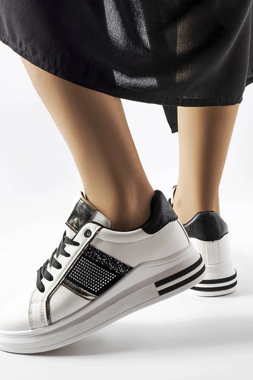 Tênis preto e branco com zircônias...