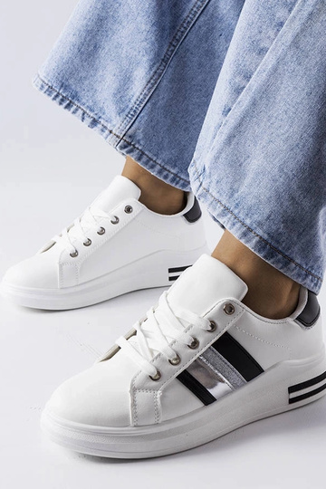 Tênis esportivos preto e...