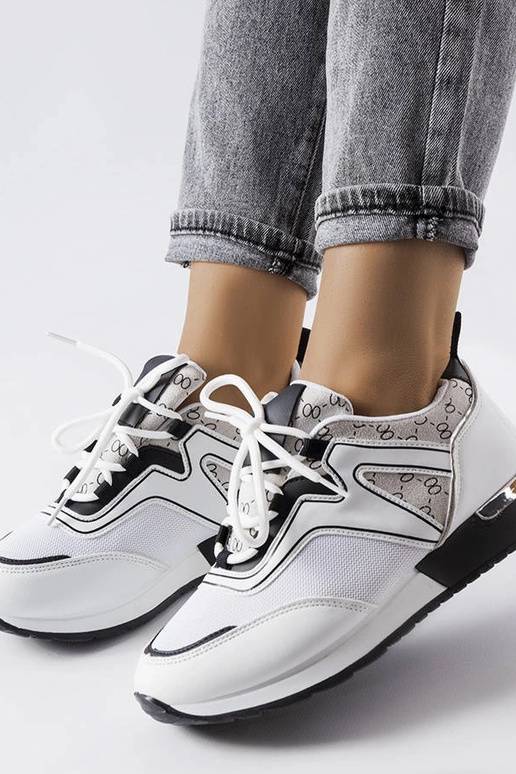 Tênis branco com elementos dourados...