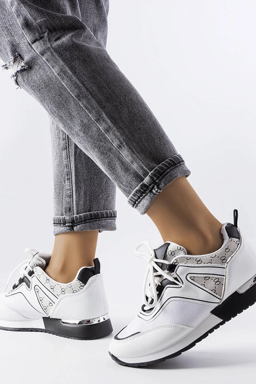 Tênis branco com elementos dourados...