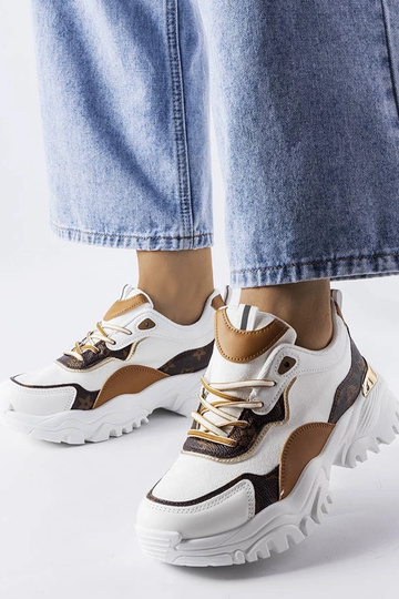 Tênis esportivos brancos... 2