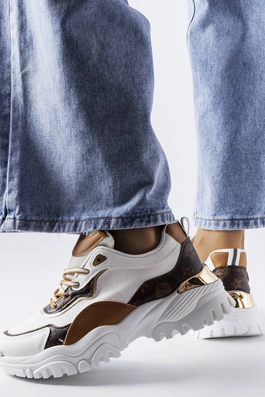 Tênis esportivos brancos com sola...