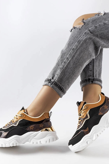 Tênis preto com solado...