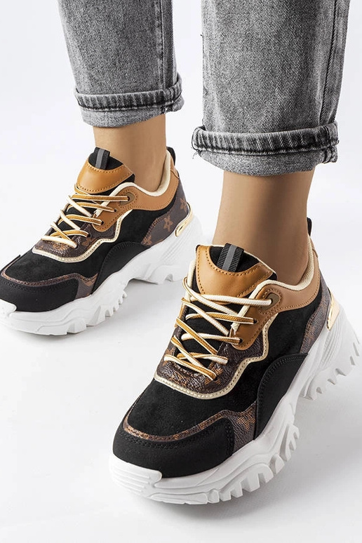 Tênis preto com solado irregular Alta