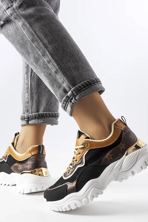 Tênis preto com solado irregular Alta