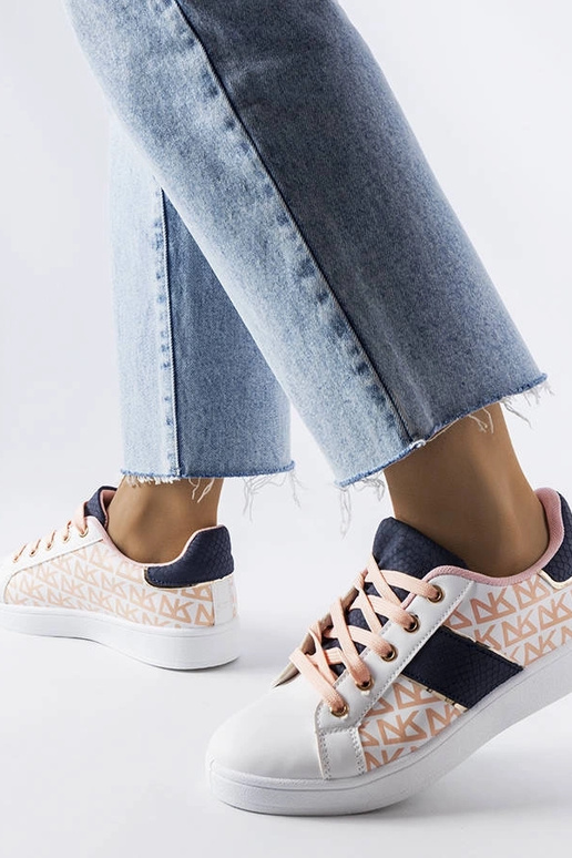 Tênis branco com apliques coloridos...