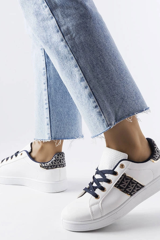 Tênis branco com cabedal decorado...