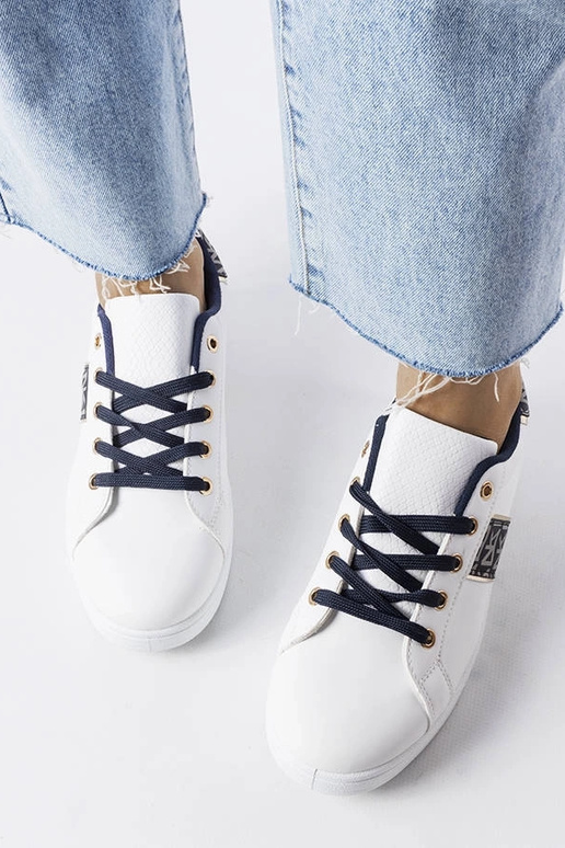 Tênis branco com cabedal decorado...