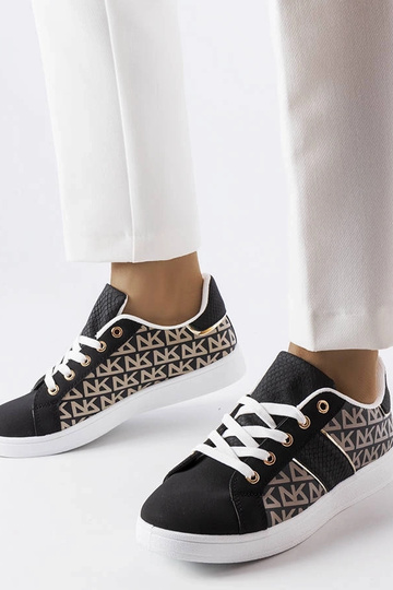 Tênis preto decorado com o...