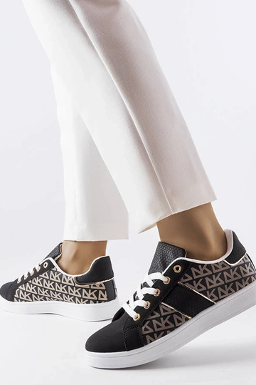 Tênis preto decorado com o... 2