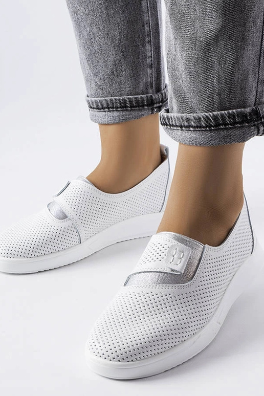 Tênis Ethels branco de couro perfurado