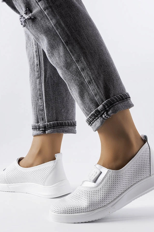 Tênis Ethels branco de couro perfurado