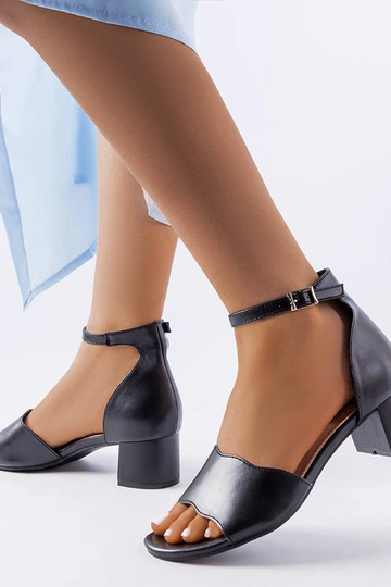 Sandálias de salto baixo... 2