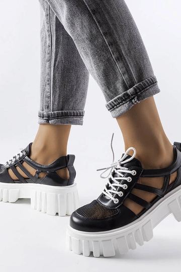 Sapatos pretos com sola...