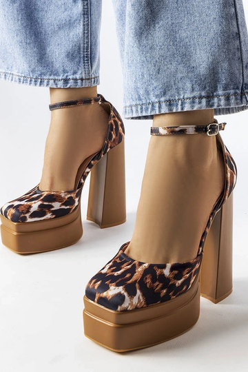 Sapatos de salto alto... 2