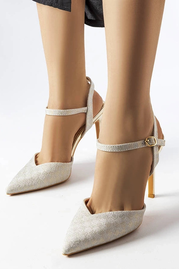 Stilettos dourados...