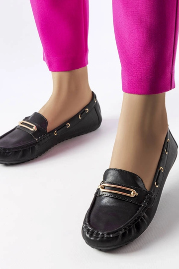 Mocassins pretos decorados com apliques de Seattle