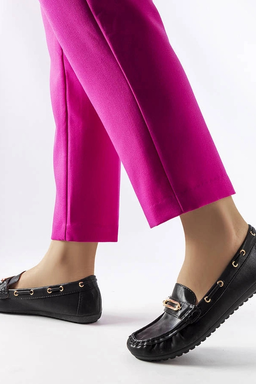 Mocassins pretos decorados com...