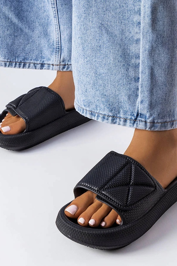 Chinelos femininos pretos...