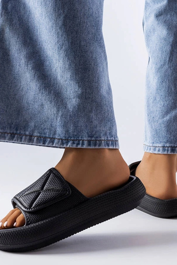 Chinelos femininos pretos... 2