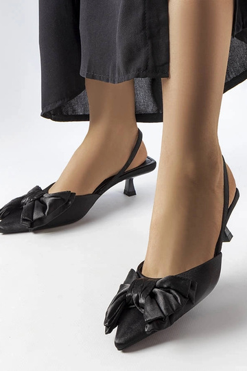 Saltos pretos com laço,...