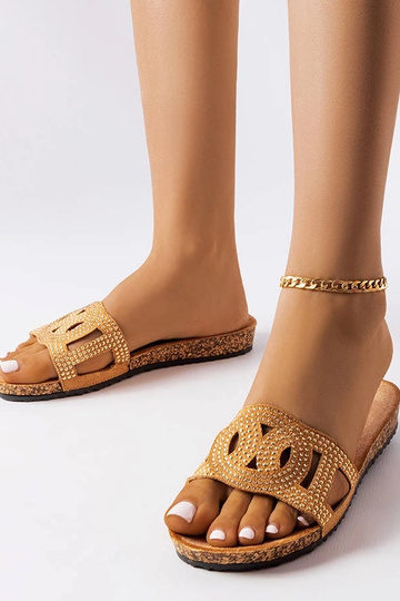 Chinelos bege decorados com...