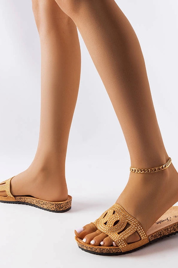 Chinelos bege decorados com... 2