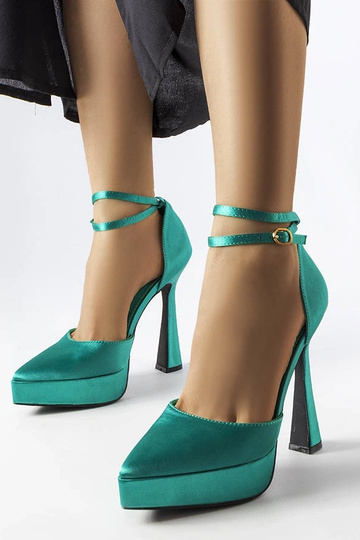 Sapatos verdes com salto...
