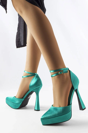 Sapatos verdes com salto... 2
