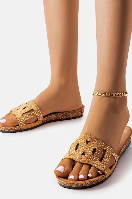 Chinelos marrons decorados com strass...