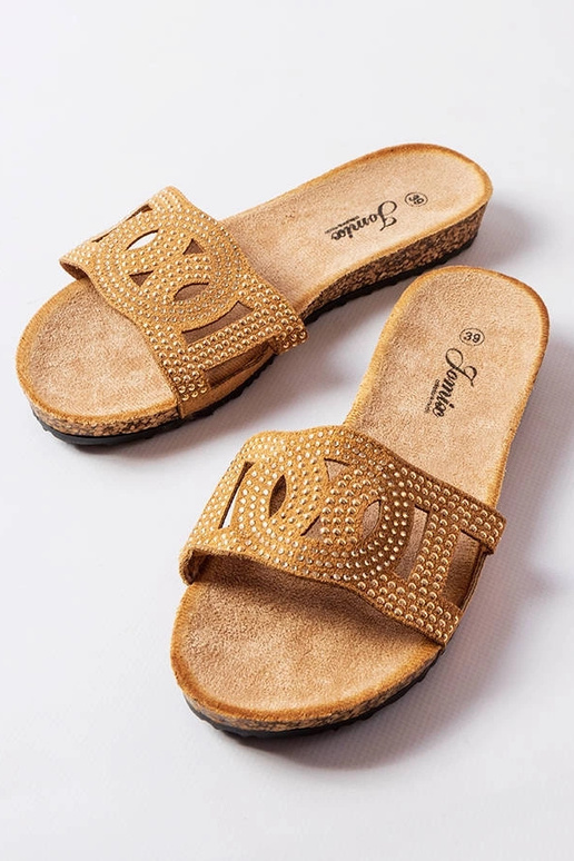 Chinelos marrons decorados com strass...