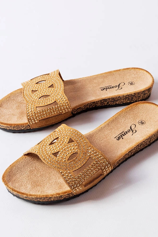 Chinelos marrons decorados com strass...