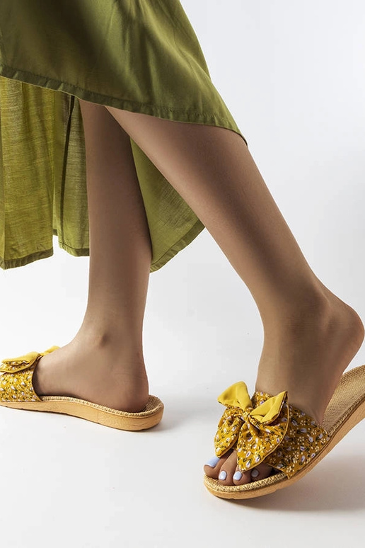 Chinelos amarelos com laço, "Tachel"