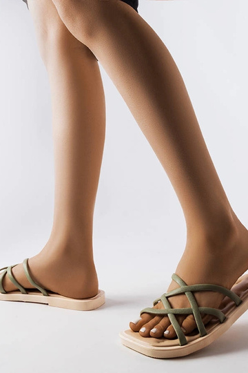 Chinelos de borracha verde... 2