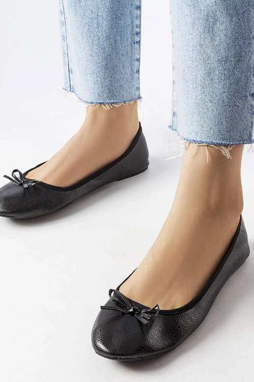 Sapatilhas pretas decoradas com um...