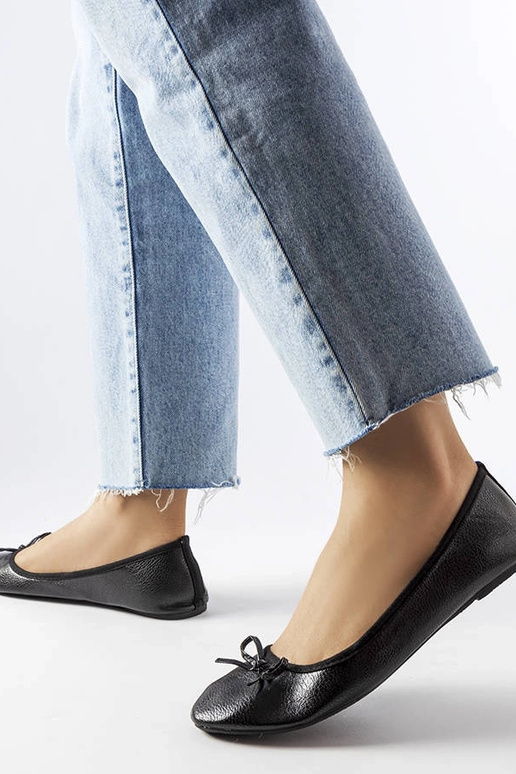 Sapatilhas pretas decoradas com um...