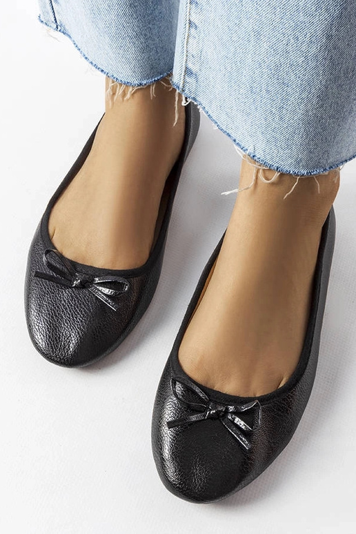 Sapatilhas pretas decoradas com um...