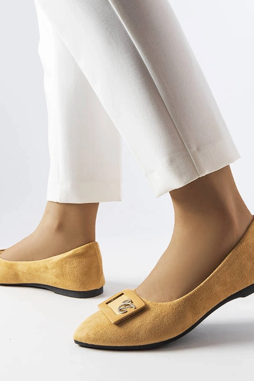 Sapatilhas bege decoradas com zircões...