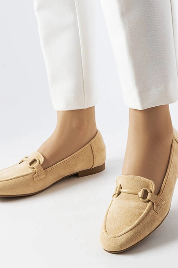 Mocassim feminino de camurça bege com fivela Hinkle
