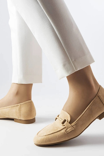Mocassim feminino de camurça bege com fivela Hinkle 2